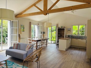 TV, fireplace - In the heart of Trégastel, surrounded by vegetation, 4*, In the heart of Trégastel, surrounded by vegetation, (Trégastel)