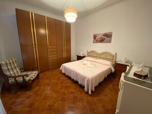 3 habitaciones, tabla de planchar con plancha, wifi y ropa de cama 
