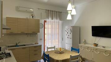 Geladeira, fogão, cooktop, cafeteira/chaleira