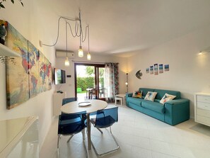 Smart-TV, bøker og stereoanlegg