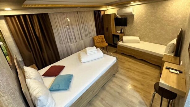 Egyptian cotton sheets, premium bedding, minibar, desk