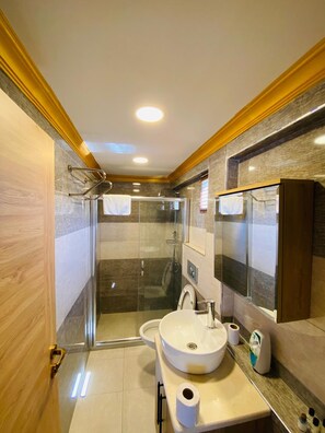 Dusche, Regendusche, Haartrockner, Hausschuhe
