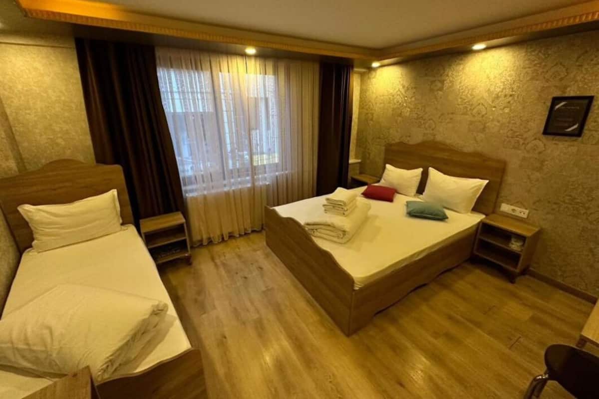 Egyptian cotton sheets, premium bedding, minibar, desk