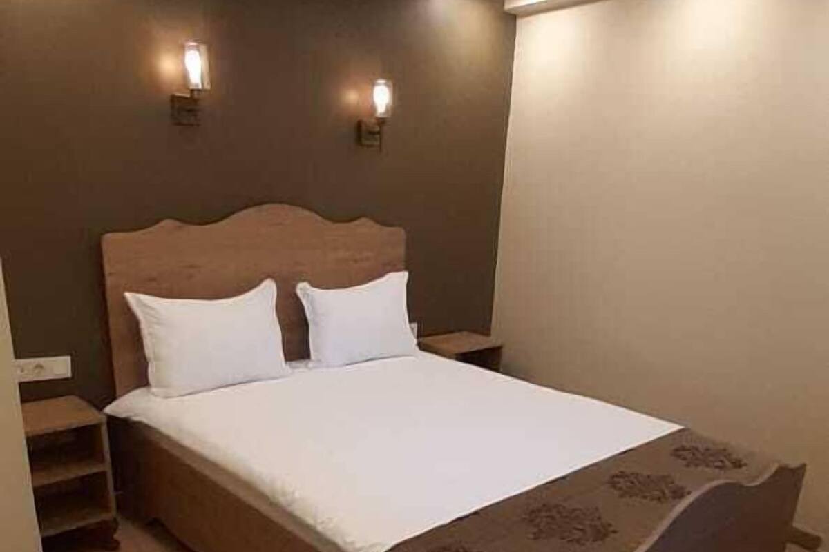 Egyptian cotton sheets, premium bedding, minibar, desk