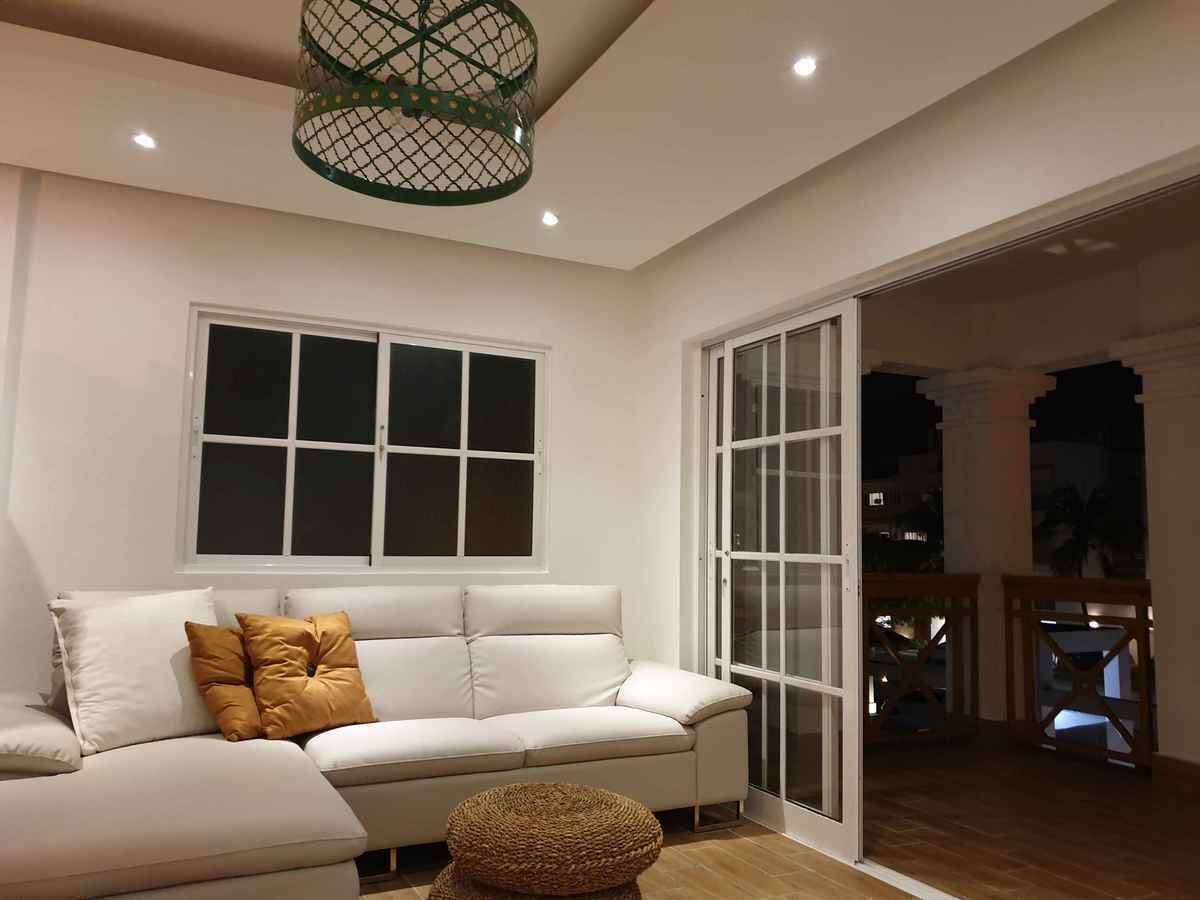 Superior appartement | Woonruimte | Een flatscreentelevisie en een tafeltennistafel