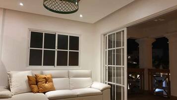 Superior appartement | Woonruimte | Een flatscreentelevisie en een tafeltennistafel