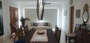 Superior-Apartment | Wohnbereich | Flachbildfernseher, Tischtennisplatte