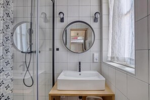 Douche, sèche-cheveux, serviettes fournies, savon