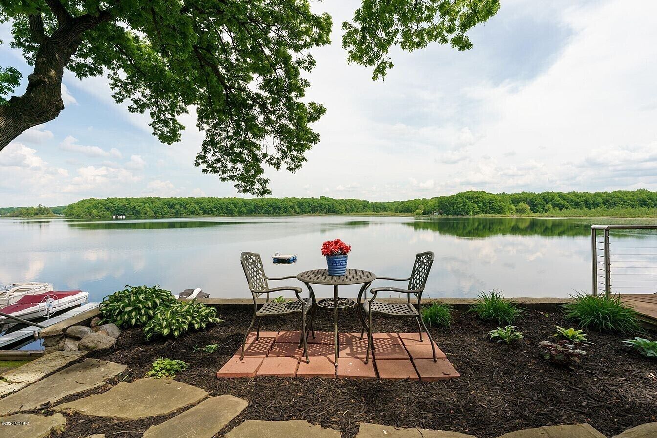 Lakefront House for Seasonal Stay- NOW High Speed Internet!