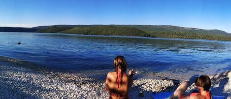 Nær stranden og solsenger