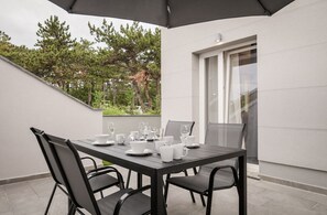 Outdoor dining - Modern apartment Lacrima 1 in villa with a pool on Krk (Silo)