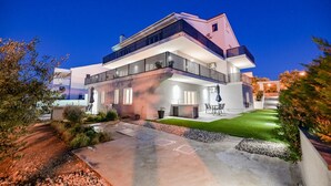 A modern two-story house with a balcony, a patio, and a well-maintained lawn. - Modern apartment Lacrima 2 in villa with a pool on Krk (Silo)