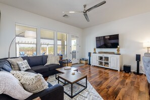 Living area - Casa Gamble 5 Bedroom Home by RedAwning (Phoenix)