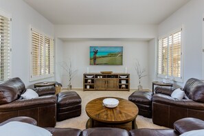House, 5 Bedrooms | Living area
