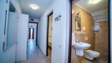 Family Apartment | Bilik Mandi | Kelengkapan dandanan diri percuma, tuala disediakan, tisu tandas
