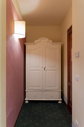 Deluxe Double Room (21) | Minibar, in-room safe, free WiFi, bed sheets - Casa Uffizi Tower House Boutique Hotel (Florence)