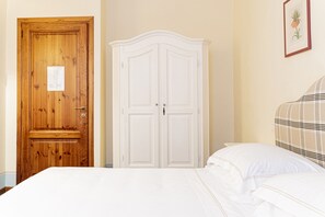Deluxe Double Room (22) | Wardrobe - Casa Uffizi Tower House Boutique Hotel (Florence)