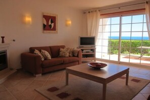 تلفزيون ذكي، مدفأة، كُتُب، ستيريو