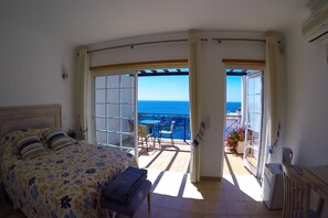 4 عدّة غرف نوم وخزنة داخل الغرفة ومكواة/لوح كي وسرير سفر