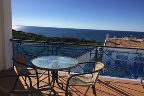 Outdoor dining - A House with a View (Praia da Luz)