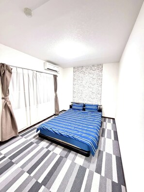 2 室のベッドルーム、デスク、WiFi (無料)、ベッドシーツ