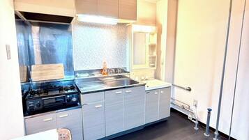 Fridge, microwave, stovetop, cookware/dishes/utensils