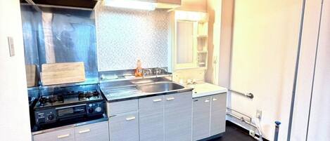 Geladeira, micro-ondas, cooktop, talheres/pratos/utensílios de cozinha