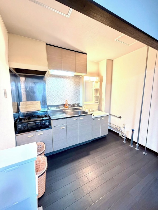 冷蔵庫、電子レンジ、コンロ、調理器具と食器