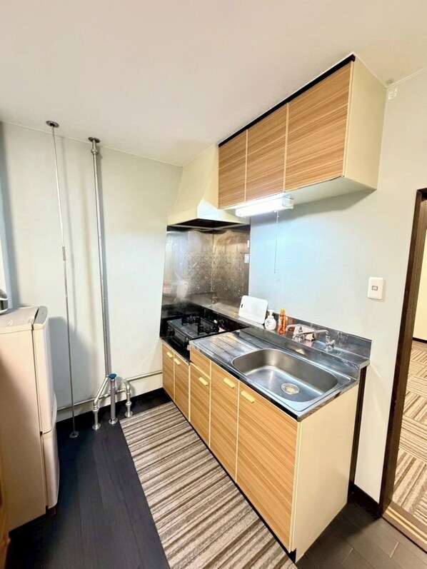 Kühlschrank, Mikrowelle, Herdplatte, Kochgeschirr/Geschirr/Besteck