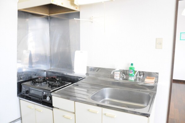 Kühlschrank, Mikrowelle, Herdplatte, Kochgeschirr/Geschirr/Besteck