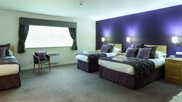 Kamar Quadruple Superior | Ruang kerja ramah laptop, setrika/meja setrika, dan Wi-Fi gratis