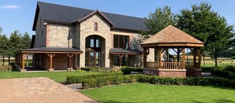 โรงแรม Burntwood Court