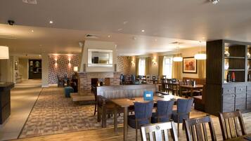 Sarapan lengkap setiap hari (GBP 12.00 per orang)