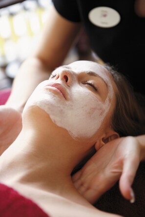 Couples treatment room(s), body treatments, aromatherapy - Burntwood Court Hotel (Barnsley)