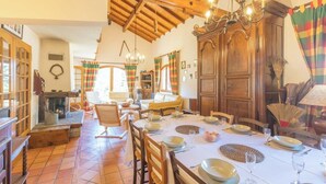 A dining area with a wooden table set for four, surrounded by chairs. - Chalet Doire, spacious 6 bedroom chalet (Montgenèvre)
