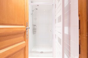 Bathtub, towels, soap, toilet paper