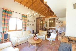 Una televisión, una chimenea, un reproductor de DVD