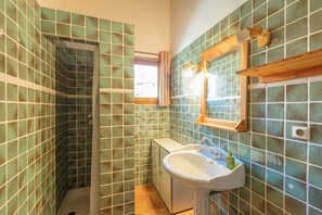 Baignoire, serviettes fournies, savon, papier toilette