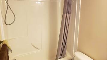 Douche, sĂšche-cheveux, serviettes fournies