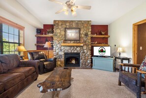 Smart TV, fireplace, DVD player - Rustic-Chic 4BR + Loft Cabin | Golf & Show Discounts! (Branson)