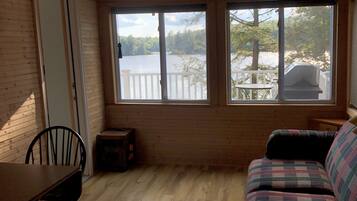 Älytelevisio, DVD-soitin, pöytätennispöytä, kirjoja