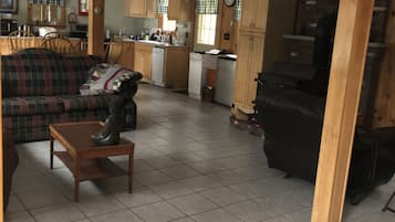 Smart TV, DVD player, mesa de pingue-pongue, livros