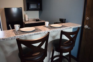 Refrigerador con freezer, microondas, cafetera/tetera