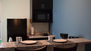 Habitación estándar, 1 cama King size | Cocina privada | Refrigerador con congelador, microondas y cafetera y tetera