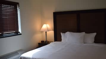 Escritorio, espacio para trabajar con laptop y wifi gratis