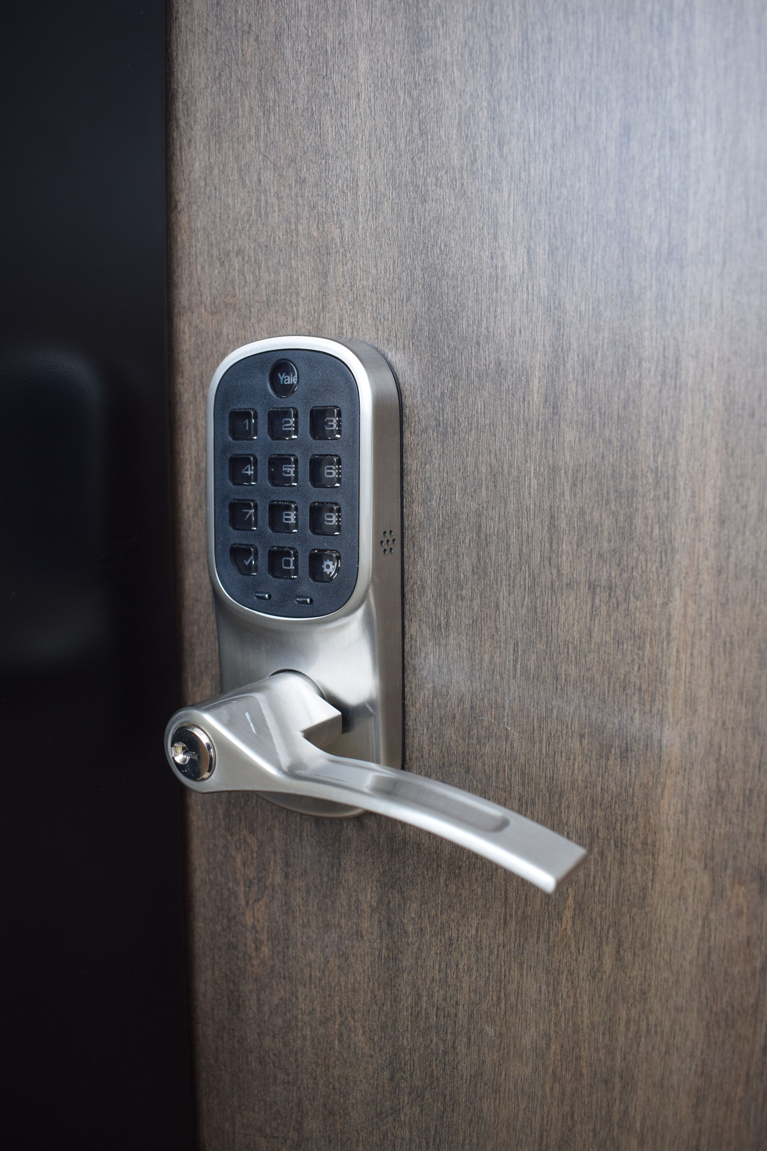 Una cerradura electrónica con teclado en una puerta.
