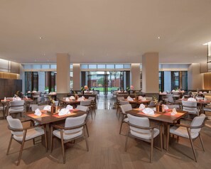 Daily buffet breakfast (CNY 188 per person)