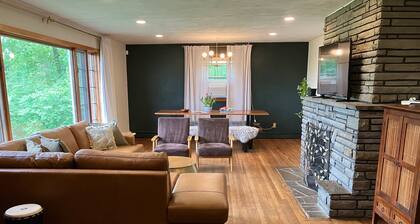 Walk to Beaver stadium! Cozy 3BR, 2BA and 7 beds home for football weekends.