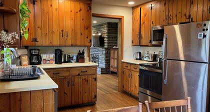 Walk to Beaver stadium! Cozy 3BR, 2BA and 7 beds home for football weekends.