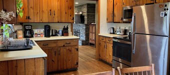 Walk to Beaver stadium! Cozy 3BR, 2BA and 7 beds home for football weekends.